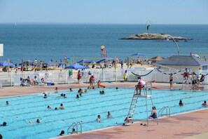 Outdoor pool - RIVERVIEW VILLA AT OCEAN BEACH: 5 QUEEN BEDS (New London)