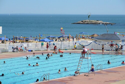 RIVERVIEW VILLA AT OCEAN BEACH: 5 QUEEN BEDS