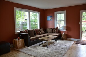 Smart TV, books - Casa Durango -  3 BR 1BA, Pet Friendly Home in Durango on W 2nd Ave (Durango)