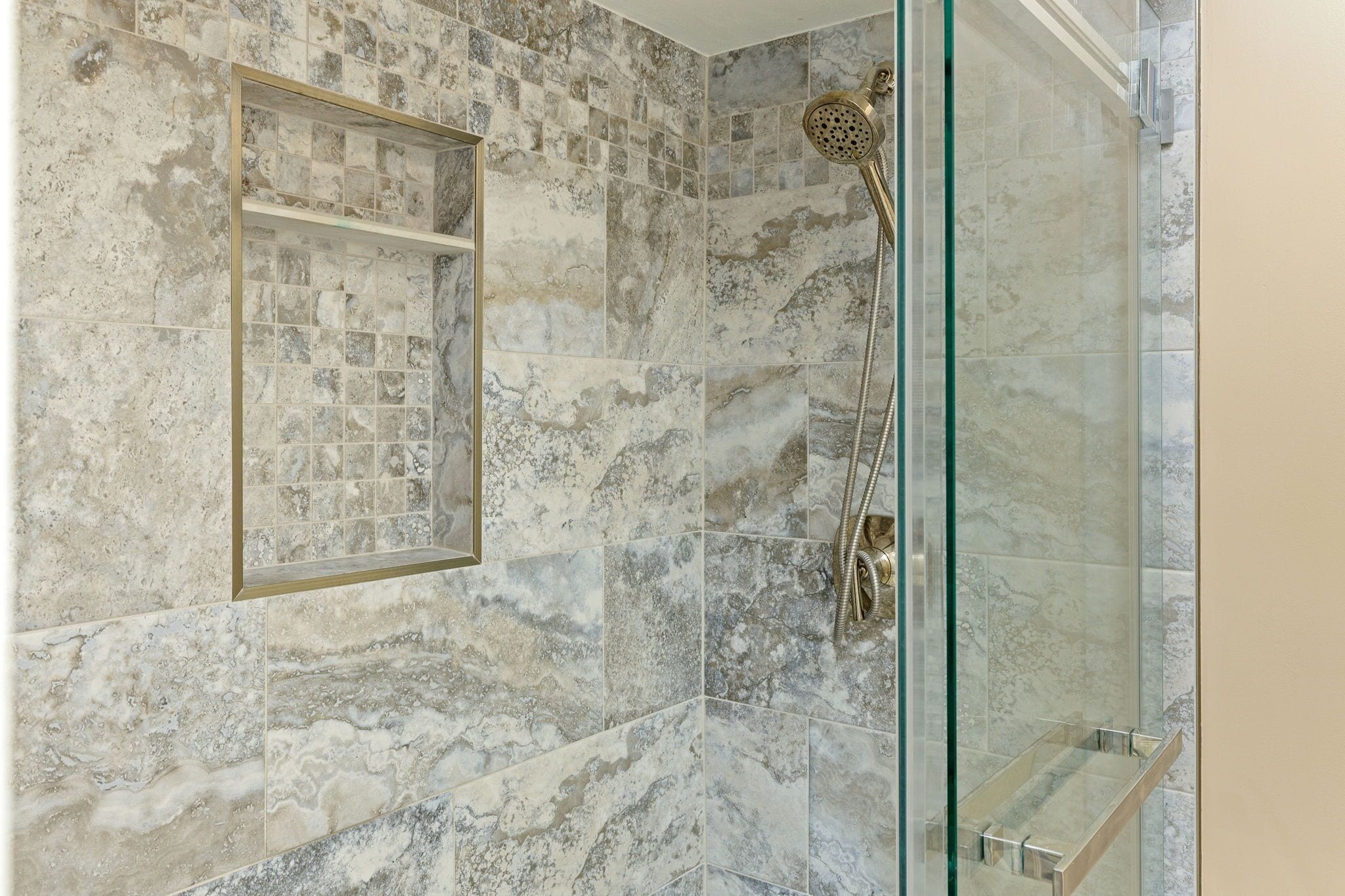 Combined shower/bathtub, towels