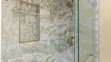 Combined shower/bathtub, towels