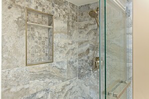 Ducha y bañera combinadas y toallas