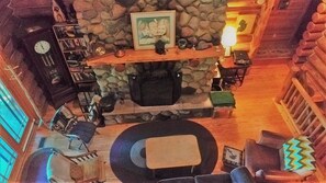 Una Smart TV, una chimenea, un futbolín, una mesa de tenis de mesa