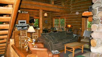 Smart TV, chimenea, futbolito y tenis de mesa