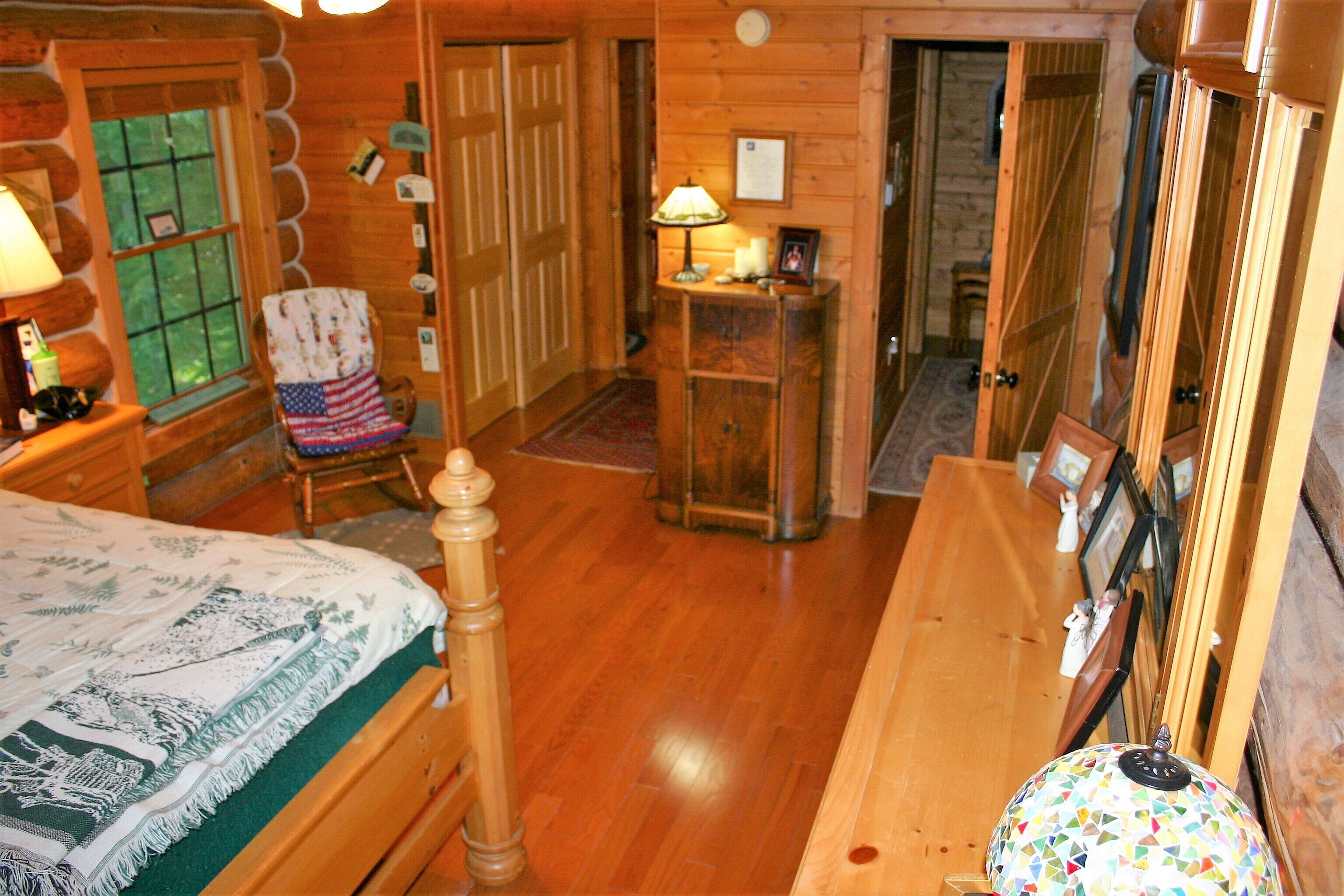 5 bedrooms, desk, iron/ironing board, WiFi (free)