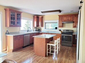Frigorífico, microondas, horno y placa de cocina