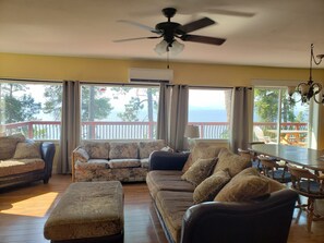 Een smart-tv, een open haard en een dvd-speler