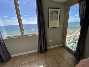 Interior - Shores of Panama end unit /Sunset view/FREE BEACH CHAIRS/res. parking (panama city beach)