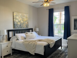 3 habitaciones, escritorio y tabla de planchar con plancha 