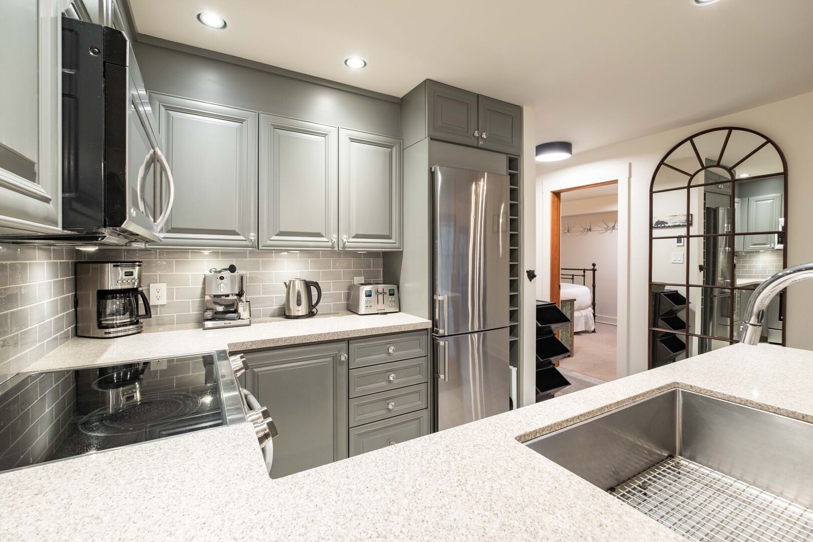 Réfrigérateur, micro-ondes, four, plaque de cuisson