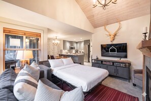 3 bedrooms, Internet, bed sheets - Ski-in/walk-out | Private Hot Tub | Parking | BBQ (Whistler)