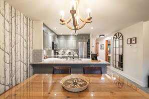 Fridge, microwave, oven, stovetop - Ski-in/walk-out | Private Hot Tub | Parking | BBQ (Whistler)
