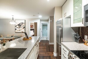 Een koelkast, een magnetron, een oven, een kookplaat