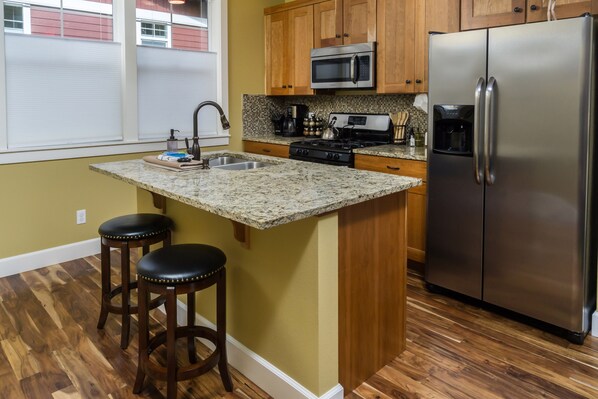 Réfrigérateur, four à micro-ondes, un four, surface de cuisson