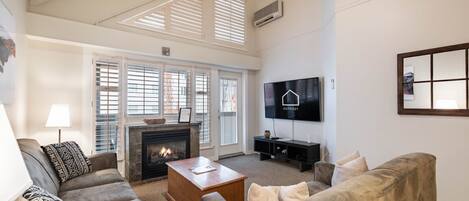 Télévision, cheminée