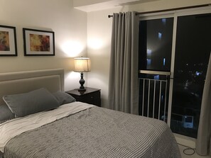 2 عدّة غرف نوم وتجهيزات عازلة للصوت وواي فاي وملاءات أسرّة