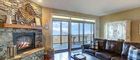 TV connectée, cheminée, livres