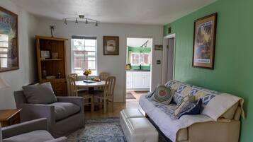 Smart TV, chimenea, reproductor de DVD y libros