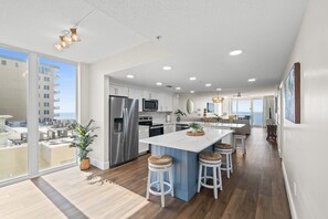 Frigorifero, microonde, forno, piano cottura