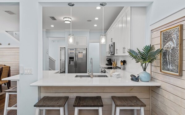 Réfrigérateur, four à micro-ondes, un four, surface de cuisson