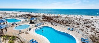 * RECIENTEMENTE REMODELADO * 2BR / 2BA, SLEEPS 6.<br>3 piscinas, 1 climatizada, 1 piscina infantil, 