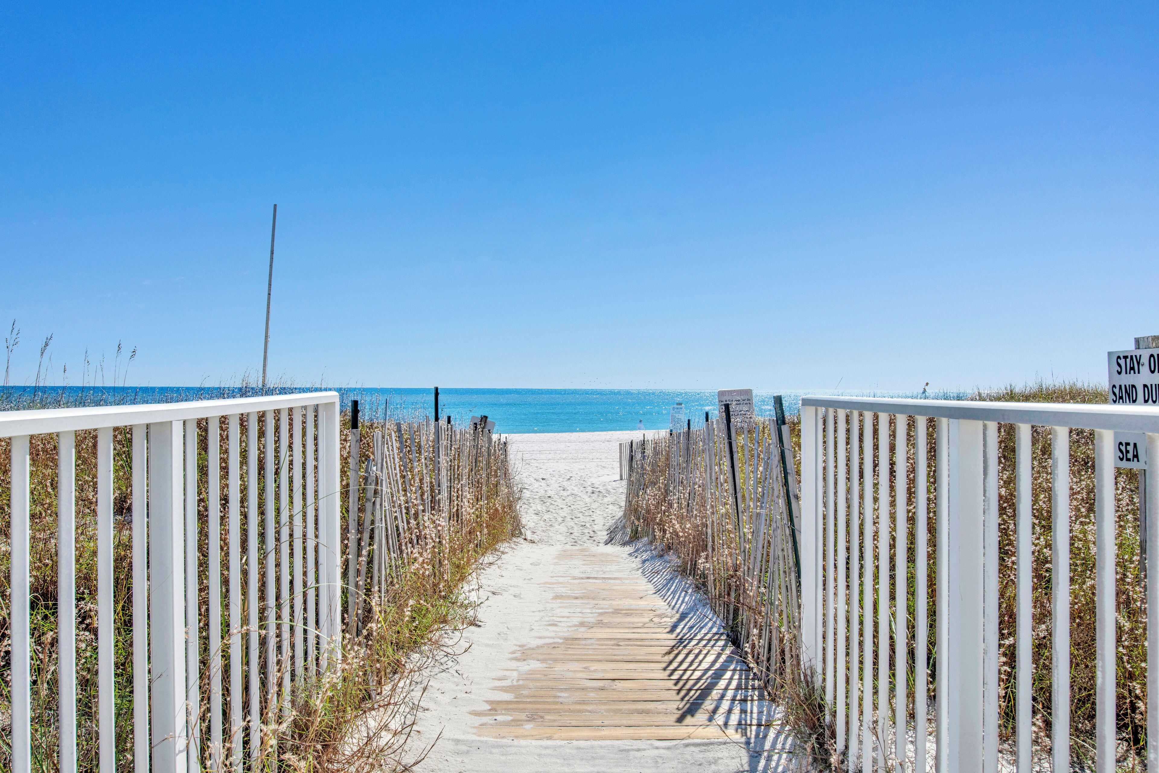 Rannalla, aurinkotuoleja