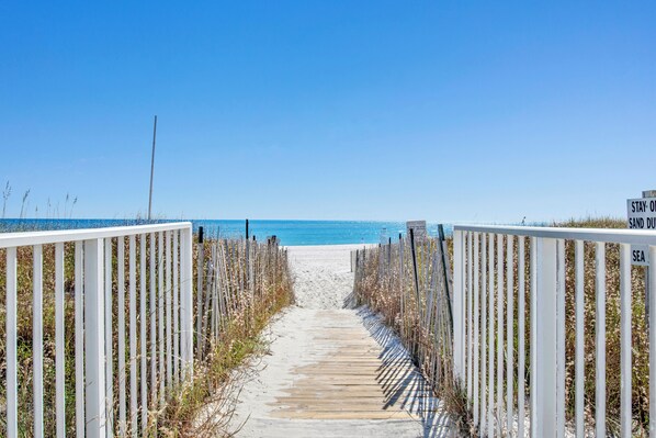 Rannalla, aurinkotuoleja