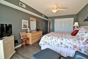 2 bedrooms, iron/ironing board, WiFi - Oceanfront 2-bedroom Queen's Grant Condo (Topsail Beach)