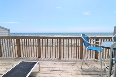 Oceanfront 2-bedroom Queen's Grant condo in Topsail Beach, perfect for 4 guests!