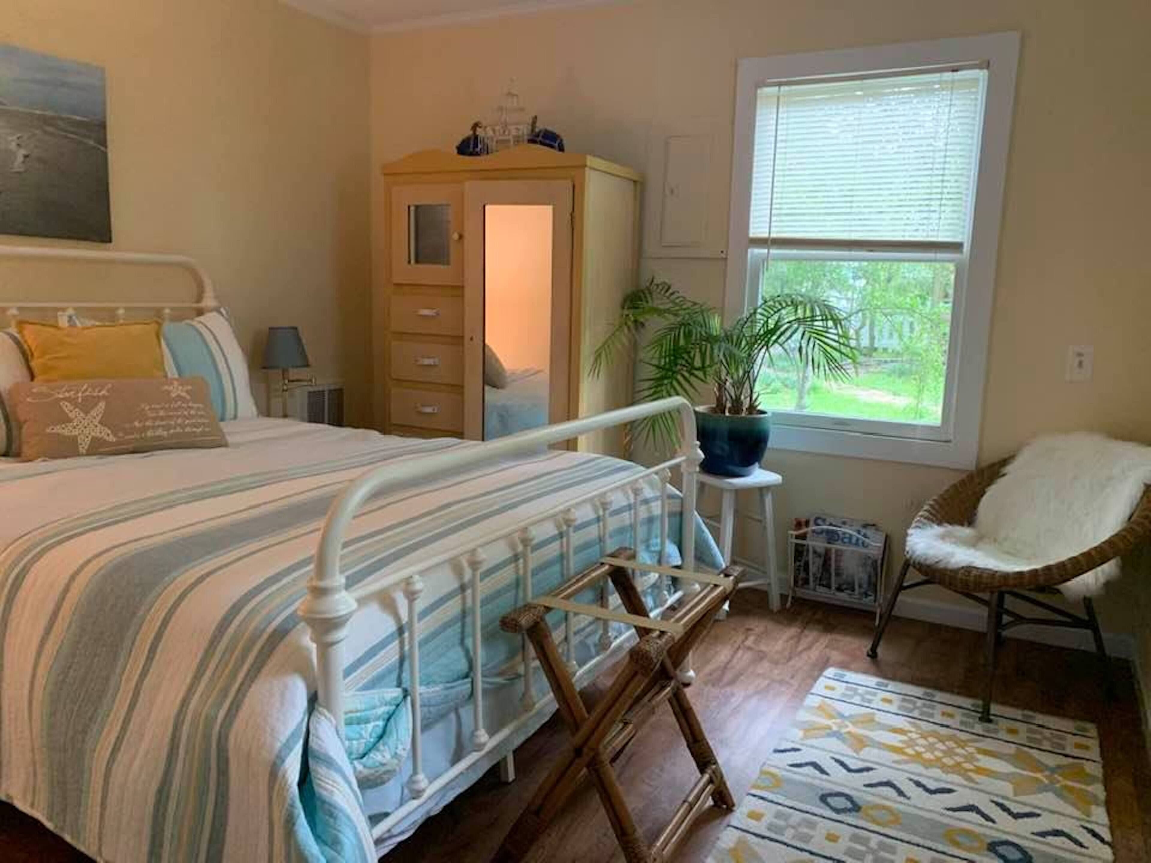 Private Garden Cottage in the heart of Historic Southport!