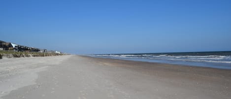 Una playa cerca, sillas reclinables de playa, toallas de playa