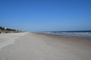 In Strandnähe, Liegestühle, Strandtücher
