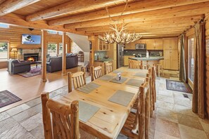 Un intérieur spacieux en bois comprenant un coin repas, une cuisine et un salon.