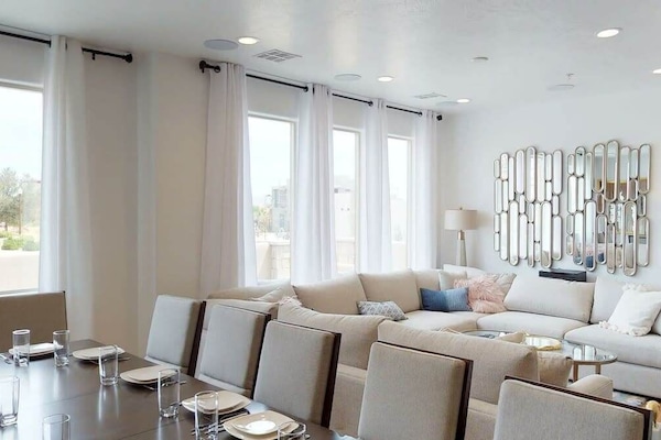 Dining room/living room