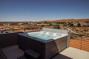 A hot tub on a balcony with a view of a desert landscape. - Large Townhome w/Private Hot Tub  & Air Hockey (Washington)