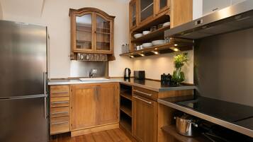 Køleskab, mikrobølgeovn, ovn, kogeplade