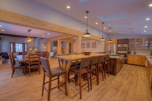 Large mtn home with 14 beds Minutes to Main Street