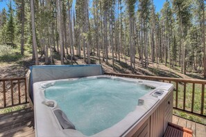 Outdoor spa tub - Large mtn home with 14 beds Minutes to Main Street (Breckenridge)