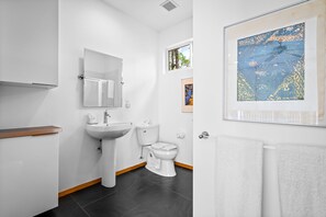 Duschwanne, Handtücher, Seife, Toilettenpapier