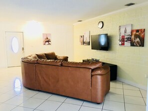 Living area - ANDY  accommodation is good for couples, business  (Cutler Bay)