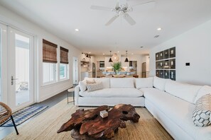 Smart TV, fireplace, DVD player, table tennis - Lakefront I PUBLIC BEACH 8min walk I Private dock  I SUPs kayaks all beach gear (Santa Rosa Beach)