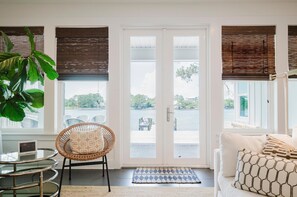 Smart TV, chimenea, reproductor de DVD y tenis de mesa 