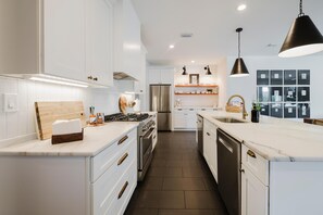 Fridge, microwave, oven, stovetop - Lakefront I PUBLIC BEACH 8min walk I Private dock  I SUPs kayaks all beach gear (Santa Rosa Beach)