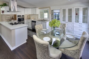 Fridge, microwave, oven, stovetop - Exquisite Vacation House close to Disneyland (Fullerton)