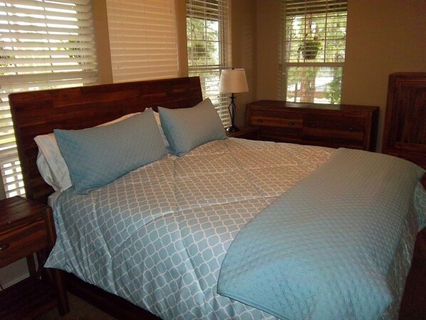 6 bedrooms, desk, iron/ironing board, travel cot