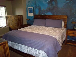 6 bedrooms, desk, iron/ironing board, travel crib - Skyline Lodge, Gorgeous Setting, Walk to Downtown! (Bend)