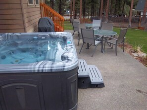 Outdoor spa tub - Skyline Lodge, Gorgeous Setting, Walk to Downtown! (Bend)