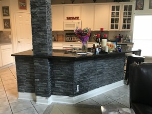 Fridge, microwave, oven, stovetop - Super Clean & Close To Everything! (San Antonio)