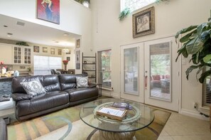 Smart TV, fireplace, video library, stereo - Super Clean & Close To Everything! (San Antonio)