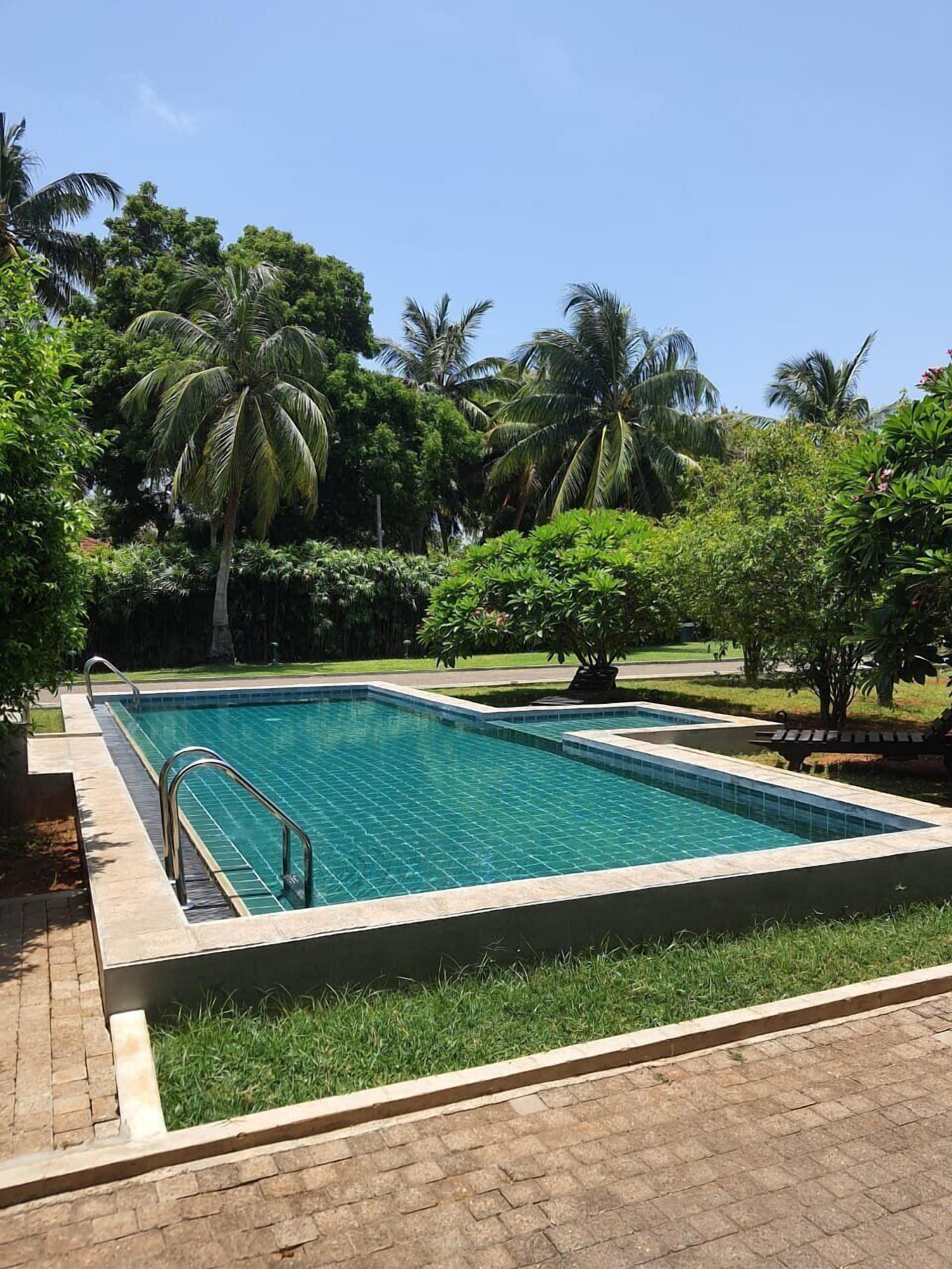 outdoor pool, pool loungers